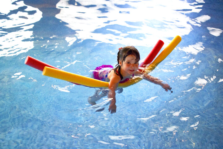 In der ersten Stunde steht bei uns die Ankunft des Kindes im Vordergrund. Spielerisch dürfen die Kinder sich im Flachwasser erstmal an die neue Umgebung und die Schwimmlehrer gewöhnen. So bekommen wir einen Eindruck ob und wie sich Ihr Kind frei im Wasser bewegen kann, wie aktiv es an der Schwimmstunde teilnimmt und ob die Anweisungen der Schwimmlehrer befolgt werden. Für einen sicheren Ablauf werden Regeln klar besprochen. In den darauffolgenden Stunden üben wir dann Schritt für Schritt die richtige Atmung, die Schwimmbewegungen, das Schweben und Gleiten, das Tauchen, das Springen vom Beckenrand, sowie die Selbstrettung. 
Nach etwa der Hälfte der Kurseinheiten fahren wir nach und nach den Kursboden weiter runter um die erlernten Fähigkeiten ins richtige Schwimmen umzusetzen und die Schwimmfähigkeiten zu vertiefen. Ziel des Kurses ist das Ablegen der Seepferdchenprüfung.