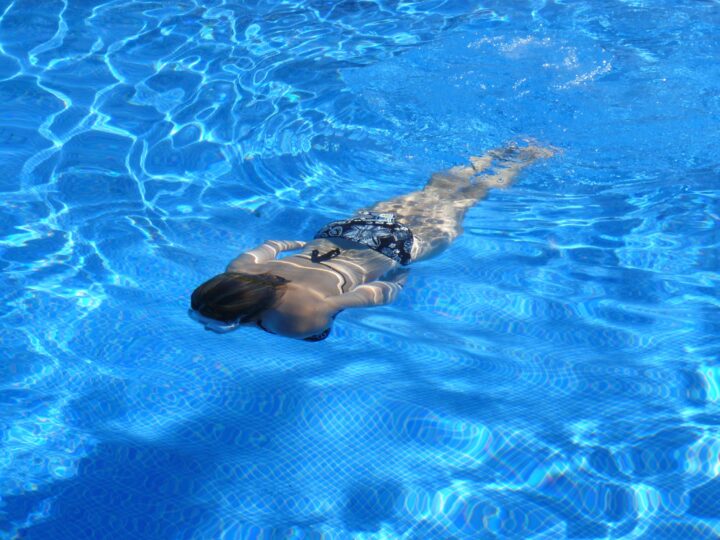 Streckenschwimmen und -tauchen
Nachdem Bronze Abzeichen kann das Silber Abzeichen absolviert werden. In diesem Kurs werden sowohl die Ausdauer als auch die Schwimmbewegungen weiter definiert. Die Kinder erlernen weitere Techniken wie das Wenden, Zielspringen und Streckentauchen. zudem erfolgt der Sprung aus 3 Metern Höhe.
Die Kenntnisse der Baderegeln werden erneut aufgegriffen und das Verhalten zur Selbstrettung (z.B. Verhalten bei Erschöpfung, lösen von Krämpfen) wird erlernt.
Ziel des Kurses ist das Ablegen der Silberprüfung.