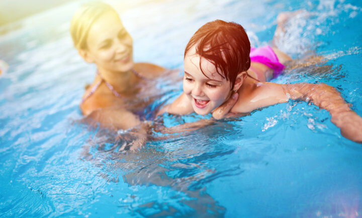 Schnelle Erfolge, maximaler Spaß und tägliches Training – unsere Intensivkurse in den Ferien sind der ideale Weg, um die Schwimmfähigkeiten Ihres Kindes in kürzester Zeit effektiv zu steigern. An 10 aufeinanderfolgenden Tagen tauchen die Kinder intensiv in das Element Wasser ein. Durch die tägliche Routine stellt sich ein besonders schneller Lernerfolg ein, das Selbstvertrauen wächst und die Bewegungsabläufe festigen sich optimal.